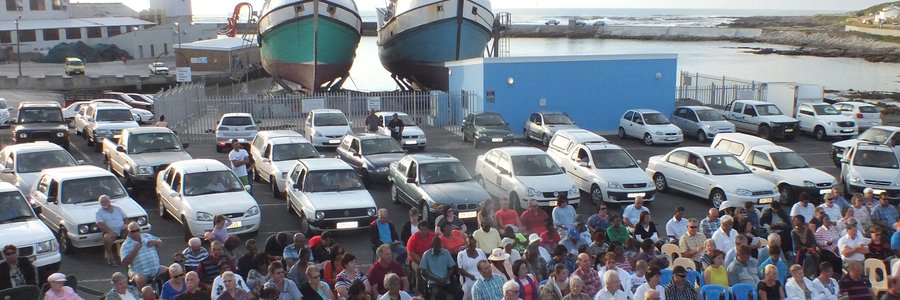  ‘n Deel van die groot hoeveelheid belangstellendes wat die onlangse Vissermans Dankseggingsdiens in Gansbaai hawe bygewoon het